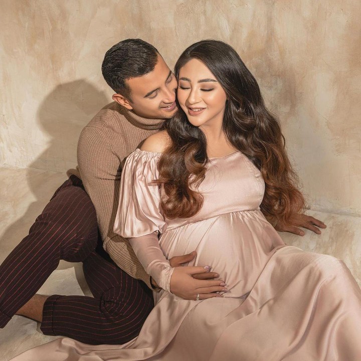 <p>Ali Syakieb dan Margin Wieheerm resmi menikah pada 6 Februari 2021. Kini keduanya tengah menantikan kelahiran anak pertama. (Foto: Instagram @marginw @alisyakieb @riomotret)</p>