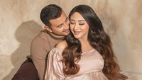 <p>Ali Syakieb dan Margin Wieheerm resmi menikah pada 6 Februari 2021. Kini keduanya tengah menantikan kelahiran anak pertama. (Foto: Instagram @marginw @alisyakieb @riomotret)</p>