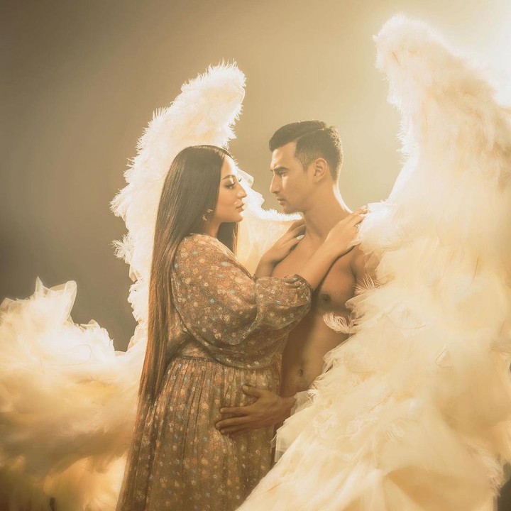 <p>Konsep maternity shoot Margin dan Ali Syakieb juga mengusung konsep unik. Dalam kesempatan tersebut, Ali terlihat memiliki sayap dan memandang sang istri penuh cinta. Bikin baper ya, Bunda? (Foto: Instagram @marginw @alisyakieb @riomotret)</p>
