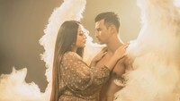 <p>Konsep maternity shoot Margin dan Ali Syakieb juga mengusung konsep unik. Dalam kesempatan tersebut, Ali terlihat memiliki sayap dan memandang sang istri penuh cinta. Bikin baper ya, Bunda? (Foto: Instagram @marginw @alisyakieb @riomotret)</p>