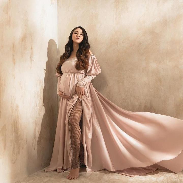 <p>Jelang beberapa pekan melahirkan, Ali Syakieb dan Margin Wieheerm melakukan maternity shoot, Bunda. (Foto: Instagram @marginw @alisyakieb @riomotret)</p>