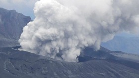 Gunung Aso di Kyushu Jepang Erupsi, Kolom Abu 3.500 Meter