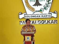 Momen Airlangga Jadi Makmum Salat Jumat, Imamnya Ketua DPP Golkar Ace Hasan