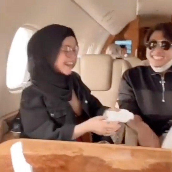 <p>Selain mengajak pasangan artis tersebut ke pabrik miliknya, Gilang dan Shandy juga mengajak keduanya kulineran di Malang. (Foto: Instagram @shandypurnamasari)</p>