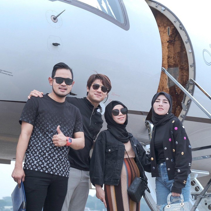 <p>Lesti yang sedang hamil besar terlihat mengenakan dress yang dipadu dengan jaket hitam. (Foto: Instagram @rizkybillar)</p>