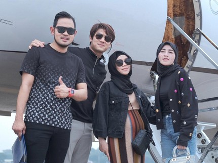 5 Potret Lesti Kejora & Rizky Billar Naik Private Jet Bareng Crazy Rich Malang