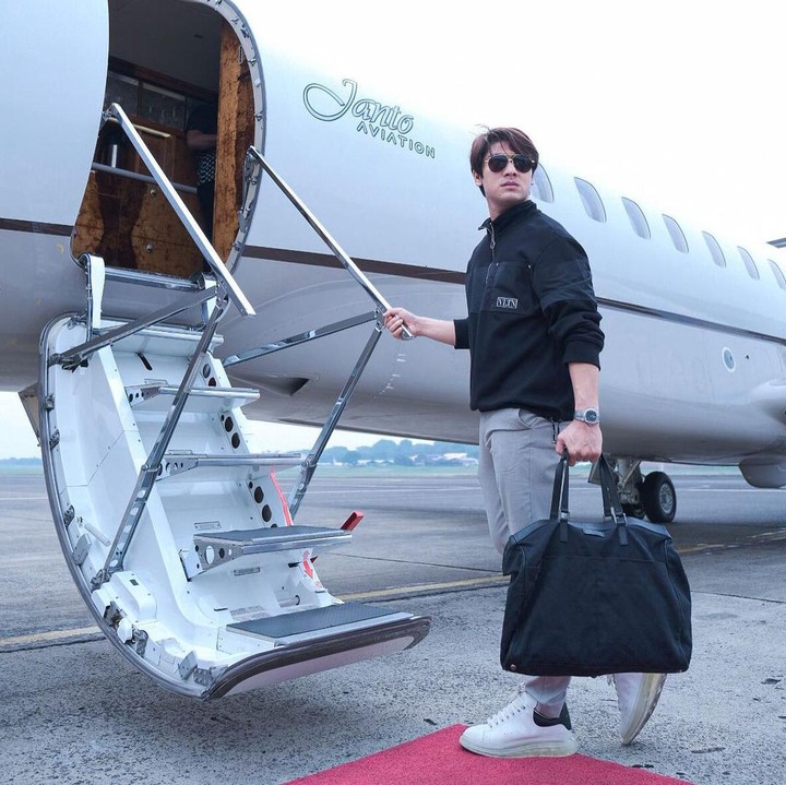 <p>Lesti Kejora dan Rizky Billar mendapat undangan khusus dari pasangan Crazy Rich Malang, Gilang Widya Pramana dan Shandy Purnamasari, Bunda. <br />(Foto: Instagram @rizkybillar)    </p>