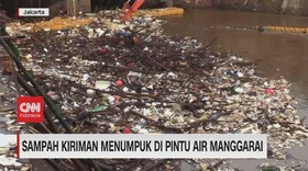 VIDEO: Sampah Kiriman Menumpuk di Pintu Air Manggarai