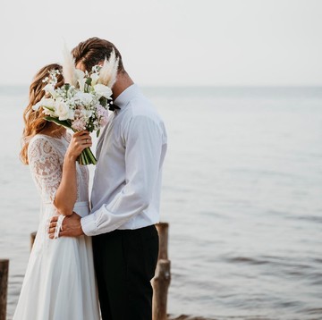 img-title Zoya Amirin Jelaskan Nikah Siri Harus Serius, Lantas Apa Saja Syarat Bikin Kartu Keluarganya?