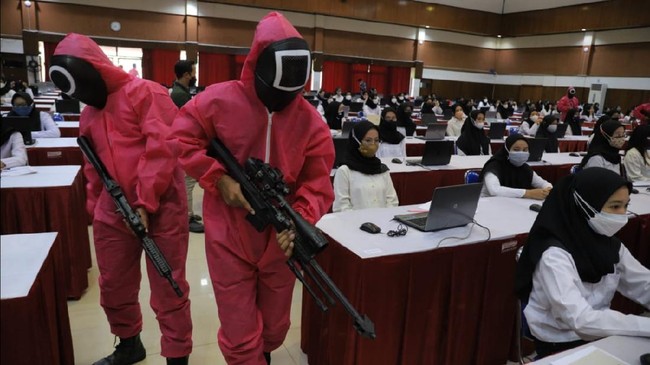 Kanwil Kemenkumham Jawa Timur dikritik karena menampilkan gimik squid game dalam pengawasan SKD CPNS. Hal itu dinilai nirsubstansi dan pemborosan.