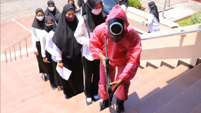 Media Korsel menyoroti petugas Kanwil Kemenkumham Jatim yang mengawasi SKD CPNS berdandan ala pink soldier di serial survival Korsel tersebut.