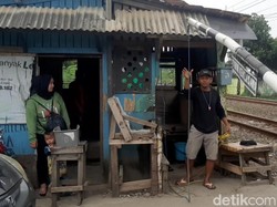 Aksi Sopian Kawal Pintu Perlintasan Kereta Api