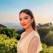 Gaya Outfit Kerja untuk Cewek Pisces yang Modis dan Romantis ala Raline Shah