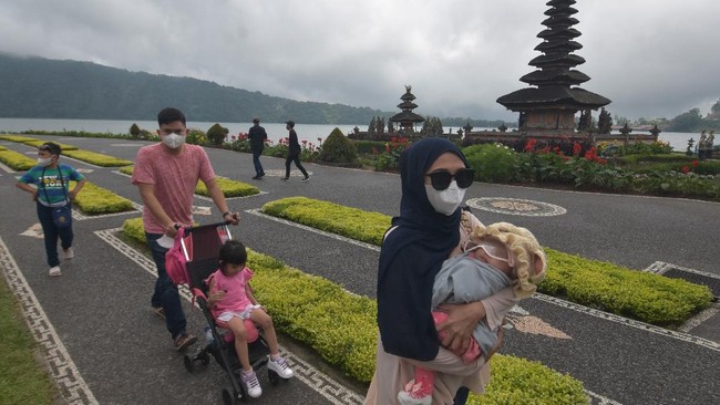Sejumlah daerah berstatus PPKM level 1, di antaranya DKI Jakarta dan beberapa wilayah di Banten, sementara daerah lainnya berstatus level 3, seperti Madura.