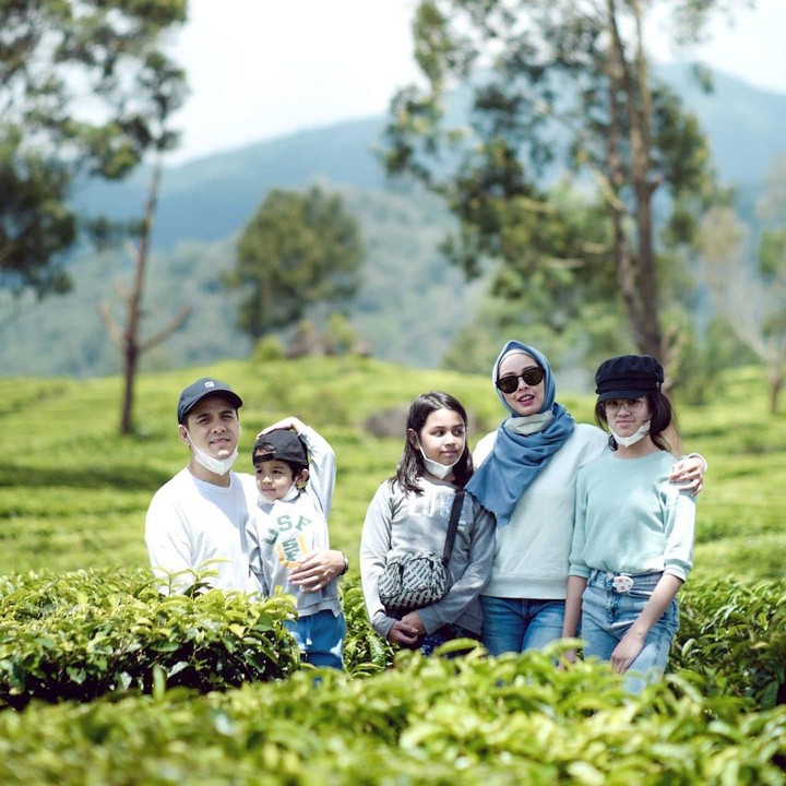 <p>Tumbuh sebagai putri sulung, Shaista menjadi pelindung bagi kedua adiknya. Ia sangat menyayangi Shanika dan Raqilla. (Foto: Instagram @rio.stokhorst)</p>