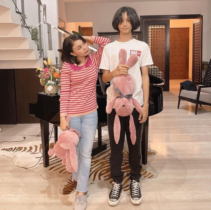 <p>Dalam foto lainnya, Rossa pun mengakui bahwa sang putra sudah bertambah tinggi. "Ok, he’s tall and i’m….normal," tulis Rossa. (Foto: Instagram @itsrossa910)</p>