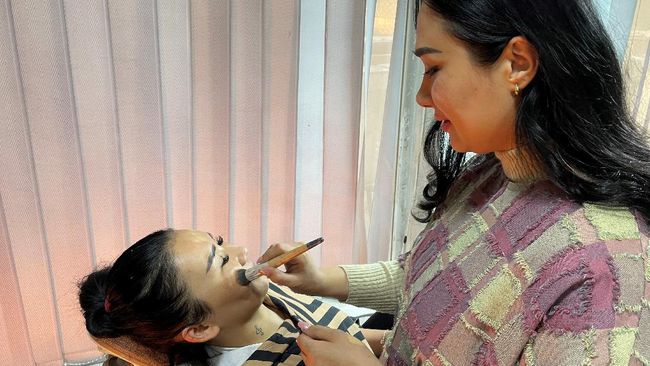Salon adalah salah satu tempat terakhir di Kabul, tempat wanita bisa bertemu di luar rumah mereka dan menjadi gelembung kebebasan yang jauh dari pandangan pria.
