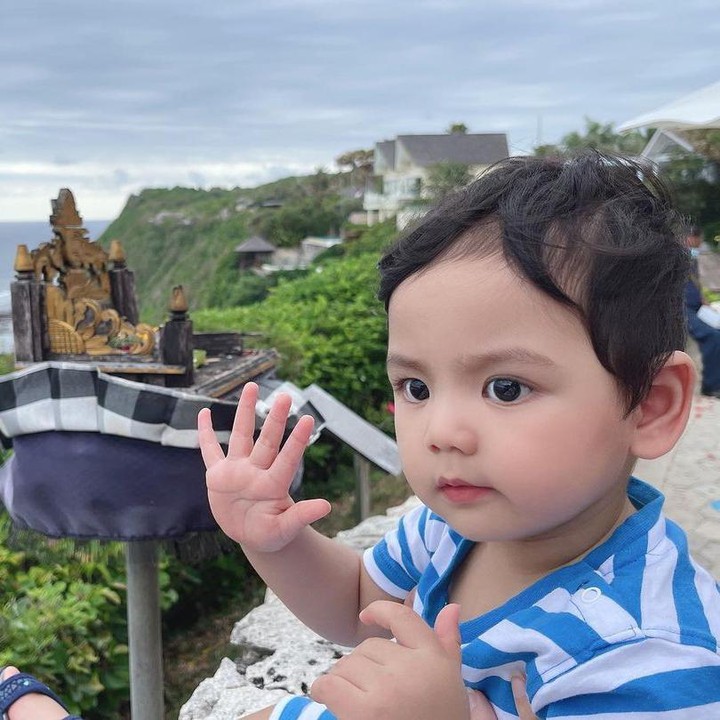 <p>Banyak netizen bilang, Shaquille menggemaskan. Wajahnya adalah perpaduan wajah Ayah dan Bundanya. (Foto: Instagram @shaquillekailidanuarta)</p>