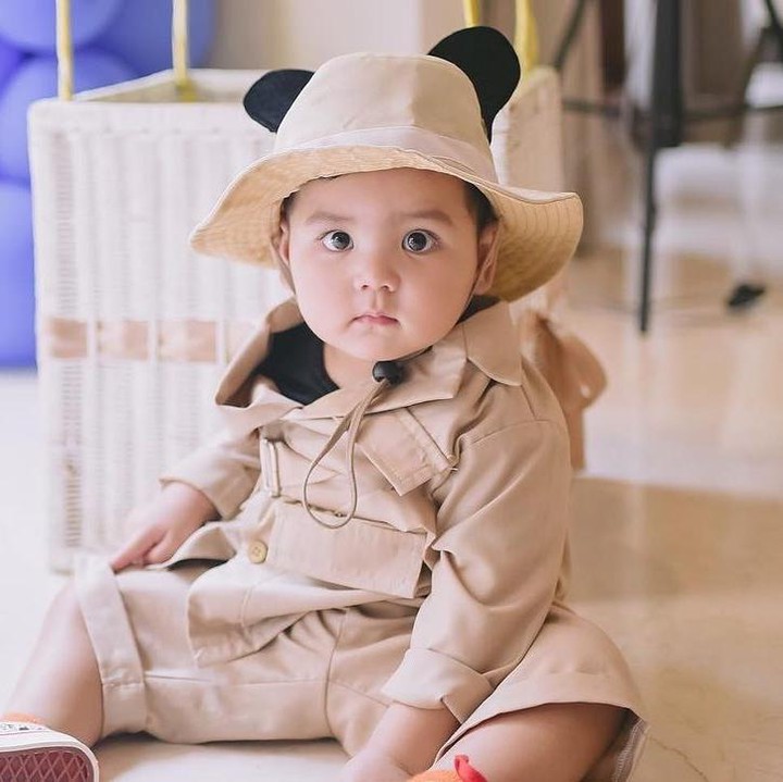 <p>Putra Cut Meyriska dan Roger Danuarta, Shaquille Kaili Danuarta, kini sudah berusia setahun nih. Shaquille semakin menggemaskan lho, Bunda. (Foto: Instagram @shaquillekailidanuarta)</p>
