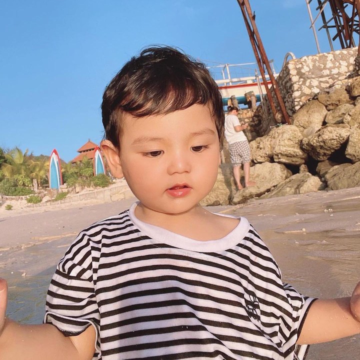 <p>Menginjak usia setahun, Shaquille mulai suka bereksplorasi dan aktif, Bunda. (Foto: Instagram @rogerojey)</p>