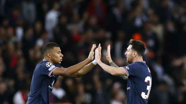 Penyerang Paris Saint-Germain (PSG) Kylian Mbappe mulai melupakan Cristiano Ronaldo dengan memuji Lionel Messi setinggi langit.