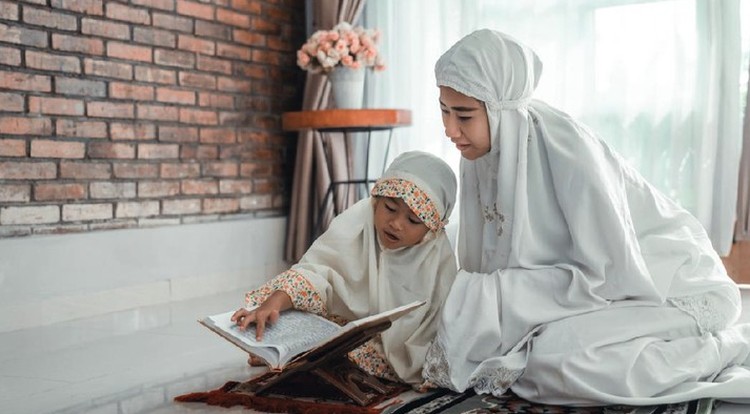 PERTIMBANGKAN DESAIN DINDING, WARNA, DAN LANTAI Rencana membuat mushola di rumah minimalis? Namun masih ragu karena lahannya terbatas? Mungkin solusinya bisa membaca tips berikut ini. Simak selengkapnya yuk!