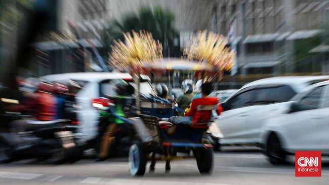 Pengamat berharap keputusan pemerintah menetapkan PPKM level 3 se-Indonesia saat libur nataru tak hanya menjadi macan kertas.