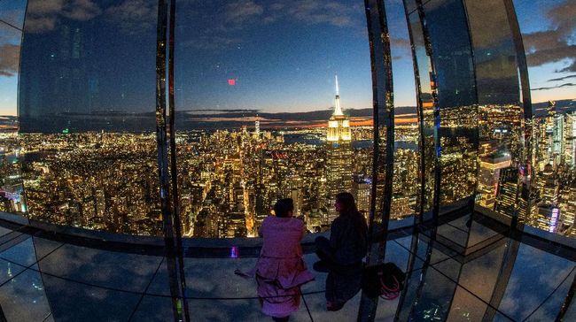 SUMMIT One Vanderbilt adalah dek observasi baru yang berdesain serba kaca nan megah di New York.