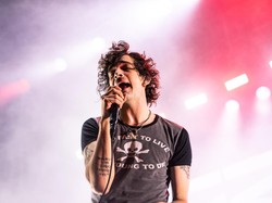 Sosok Matty Healy, Vokalis The 1975 yang Disebut Pacar Baru Taylor Swift