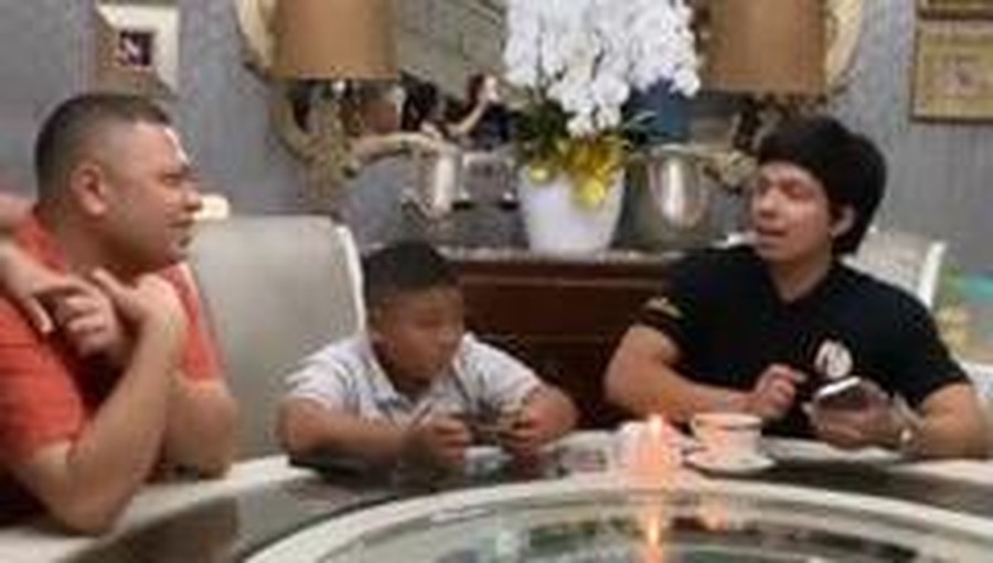 Makan malam penuh kebahagiaan keluarga Krisdayanti, Aurel dan Atta hadir dan terlihat akrab dengan Raul Lemos. Yuk intip!