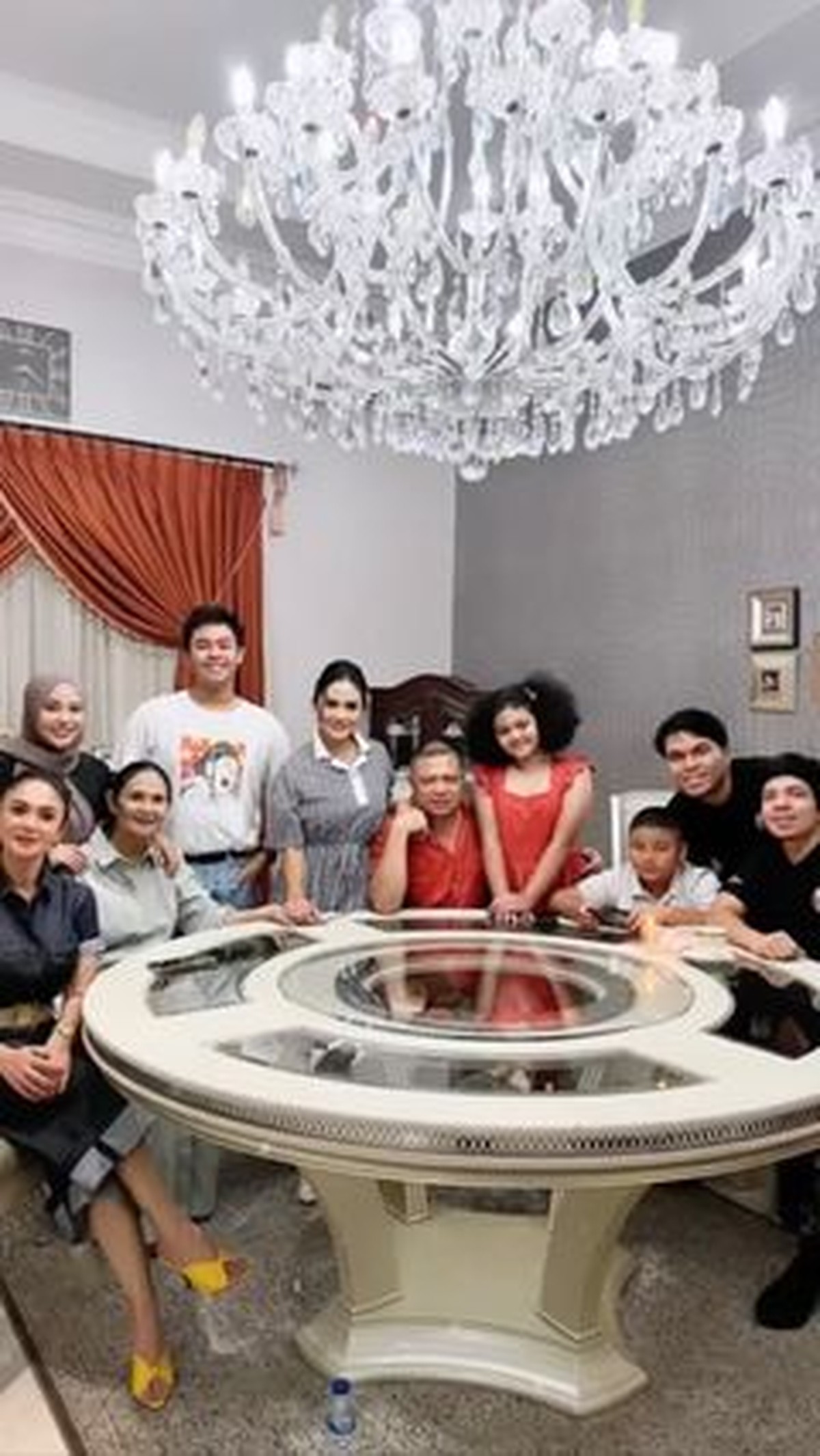 Makan malam penuh kebahagiaan keluarga Krisdayanti&comma; Aurel dan Atta hadir dan terlihat akrab dengan Raul Lemos&period; Yuk intip&excl;