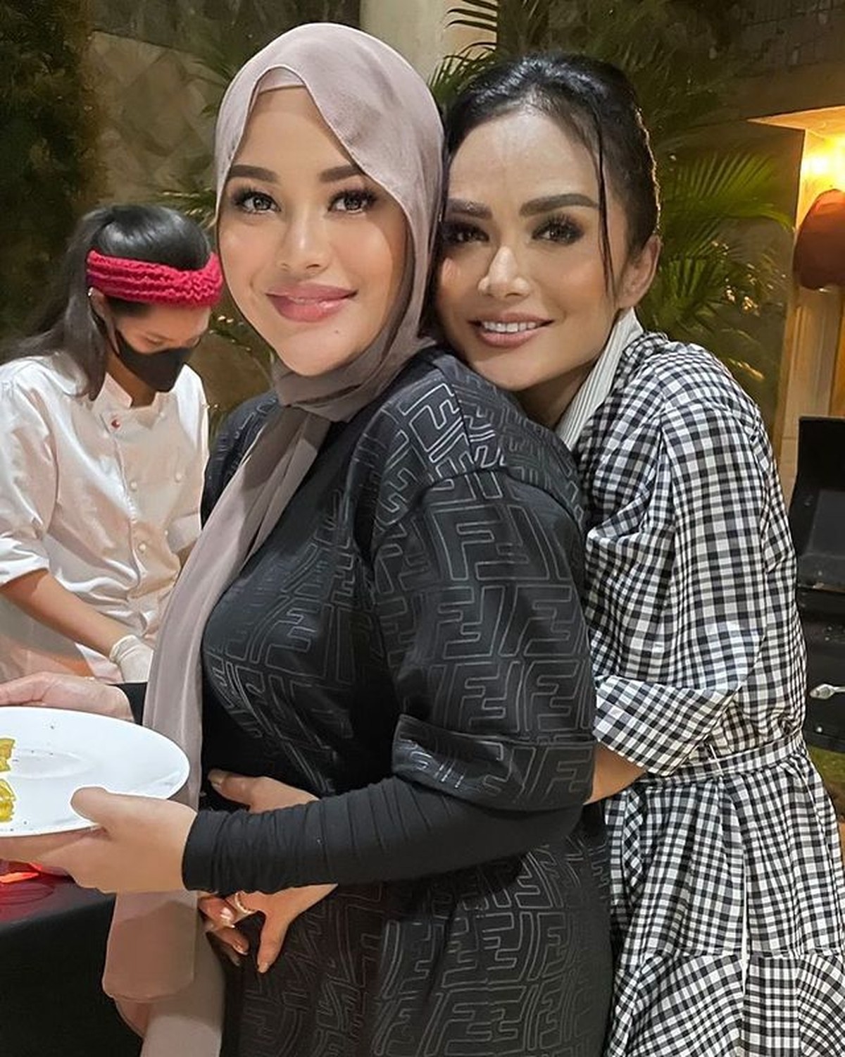 Makan malam penuh kebahagiaan keluarga Krisdayanti&comma; Aurel dan Atta hadir dan terlihat akrab dengan Raul Lemos&period; Yuk intip&excl;