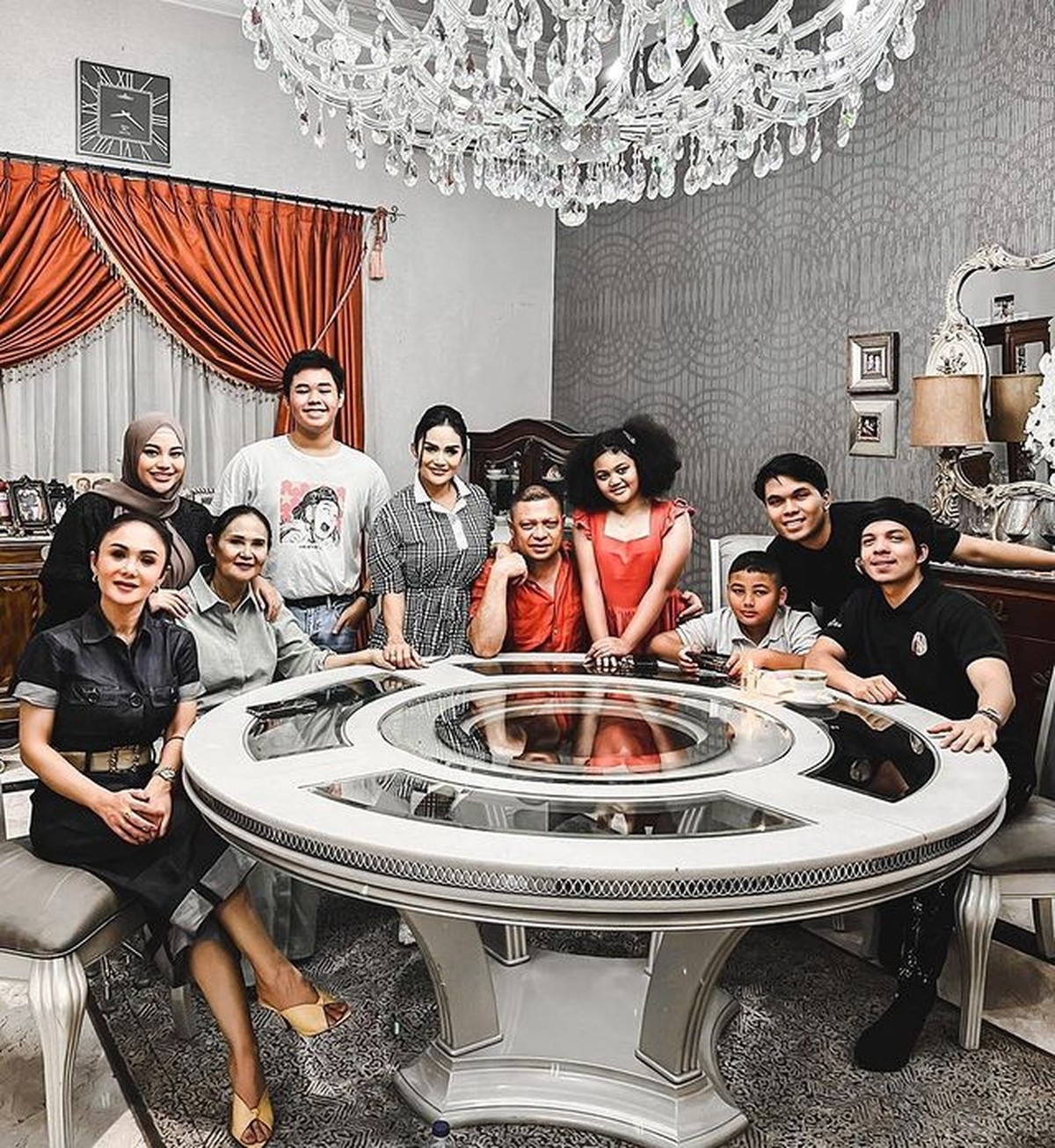 Makan malam penuh kebahagiaan keluarga Krisdayanti&comma; Aurel dan Atta hadir dan terlihat akrab dengan Raul Lemos&period; Yuk intip&excl;