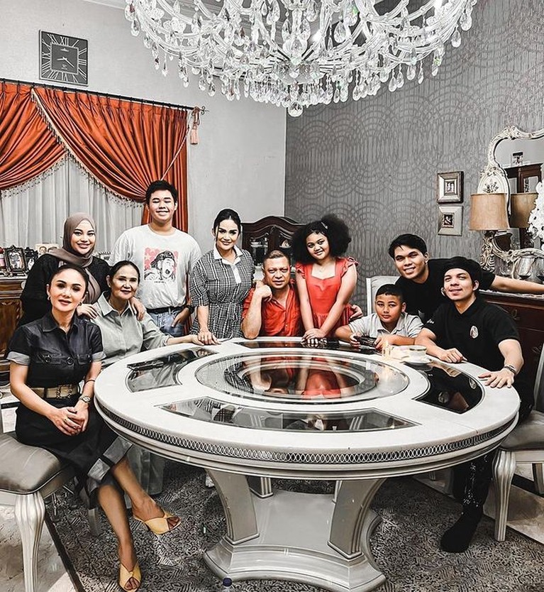 Makan malam penuh kebahagiaan keluarga Krisdayanti, Aurel dan Atta hadir dan terlihat akrab dengan Raul Lemos. Yuk intip!