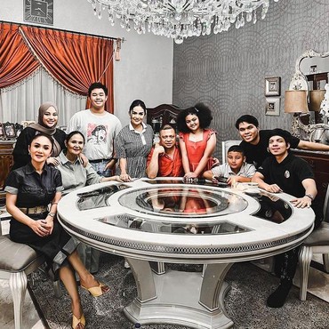 6 Momen Bahagia Kumpul Keluarga Krisdayanti Dihadiri Atta & Aurel