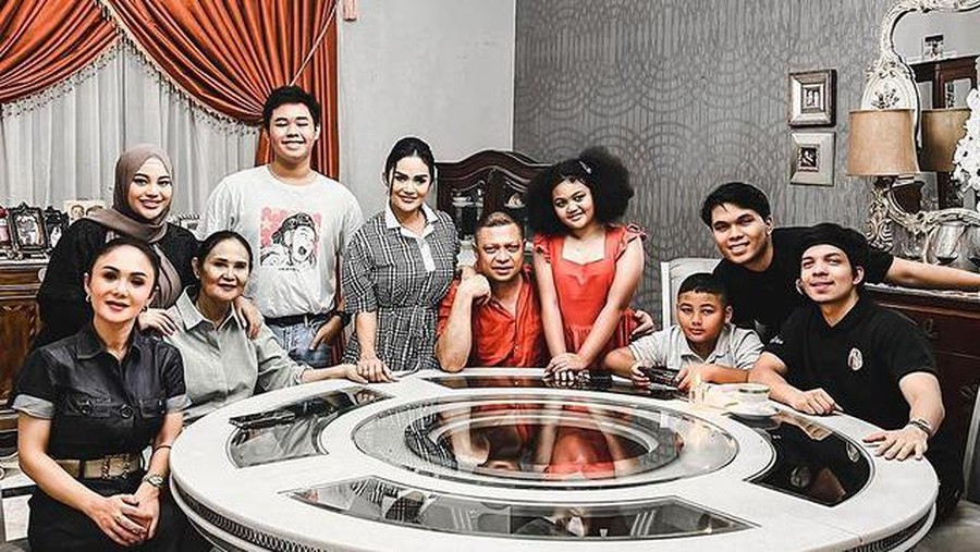 Makan malam penuh kebahagiaan keluarga Krisdayanti, Aurel dan Atta hadir dan terlihat akrab dengan Raul Lemos. Yuk intip!