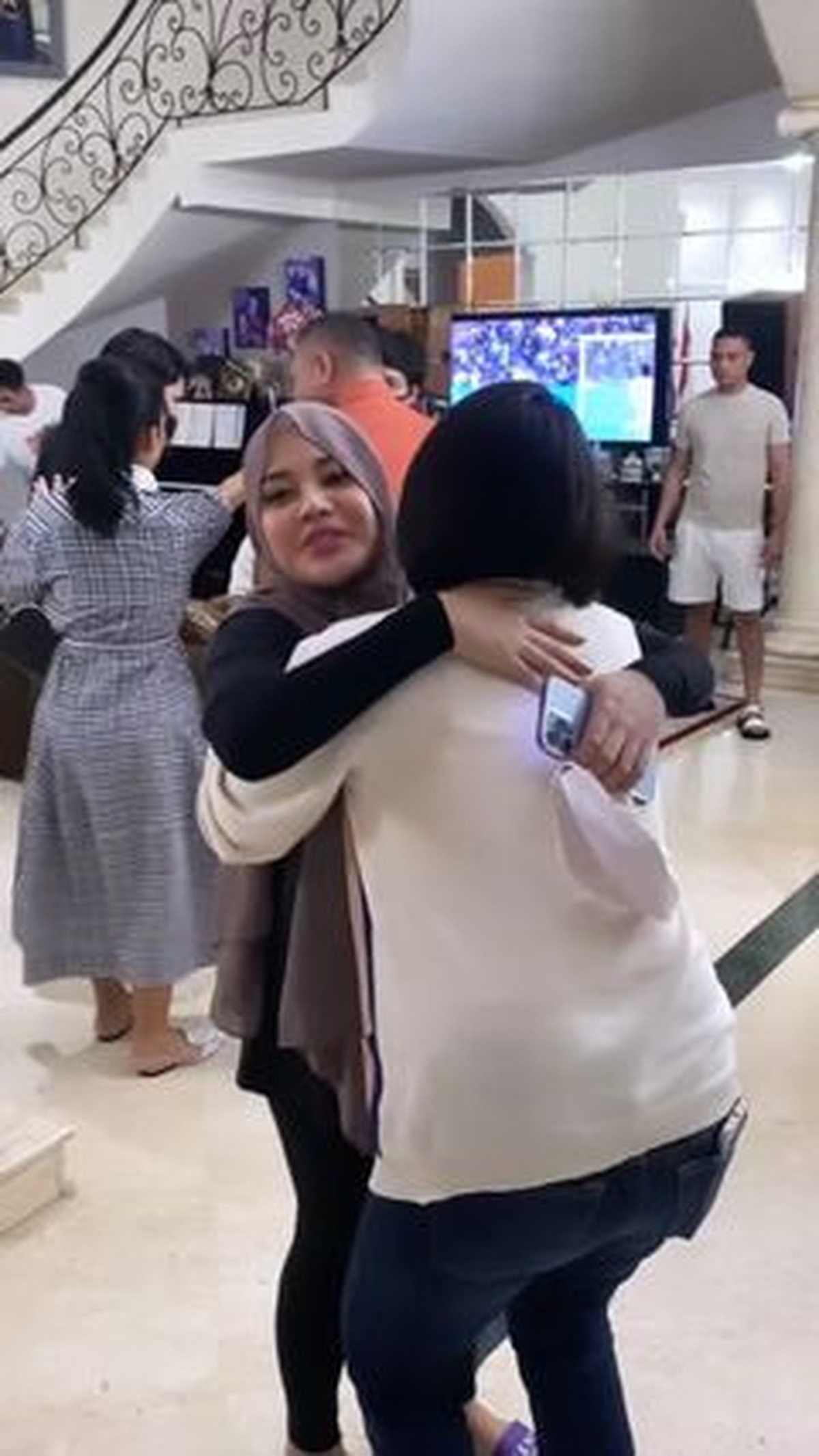 Makan malam penuh kebahagiaan keluarga Krisdayanti&comma; Aurel dan Atta hadir dan terlihat akrab dengan Raul Lemos&period; Yuk intip&excl;