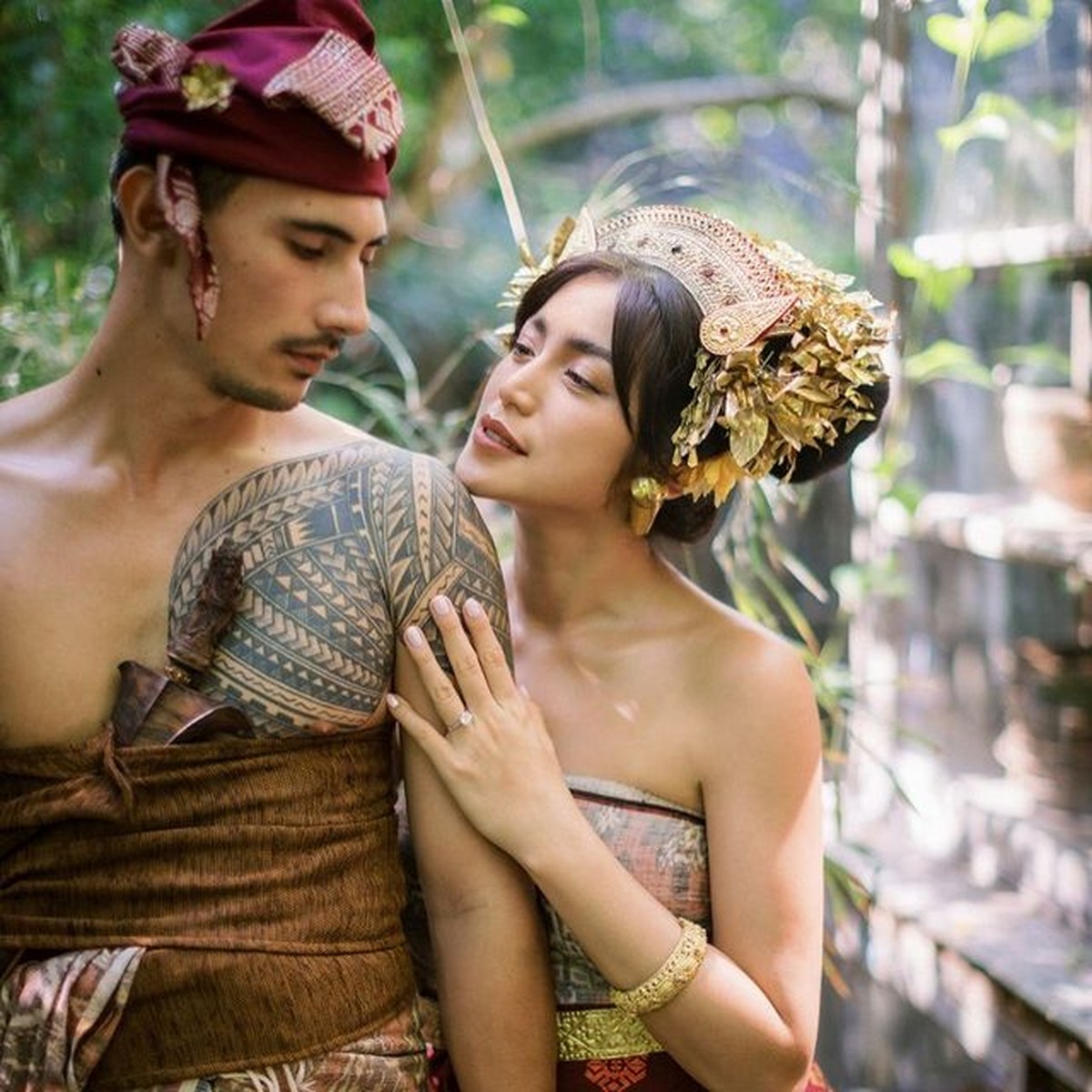 Jessica Iskandar dan Vincent Verhaag baru saja selesai pemotretan prewedding memakai baju adat Bali sangat intim&period; Yuk intip&excl;