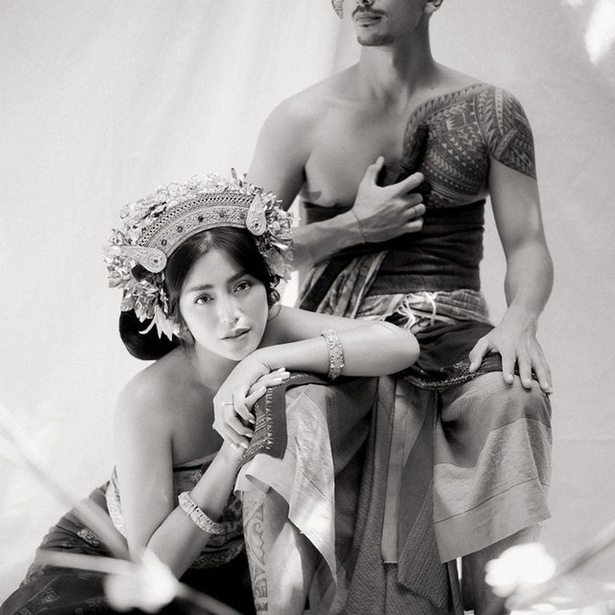 Jessica Iskandar dan Vincent Verhaag baru saja selesai pemotretan prewedding memakai baju adat Bali sangat intim&period; Yuk intip&excl;