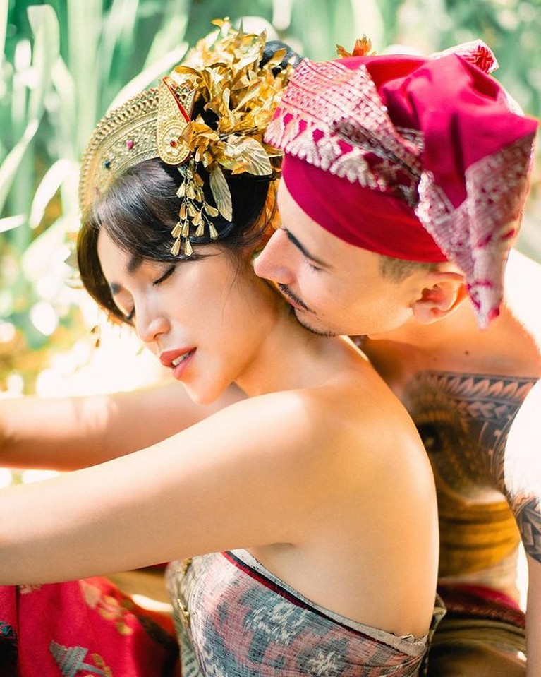 6 Potret Prewedding Jessica Iskandar & Vincent Verhaag Pakai Baju Adat Bali Jessica Iskandar dan Vincent Verhaag baru saja selesai pemotretan prewedding memakai baju adat Bali sangat intim. Yuk intip!