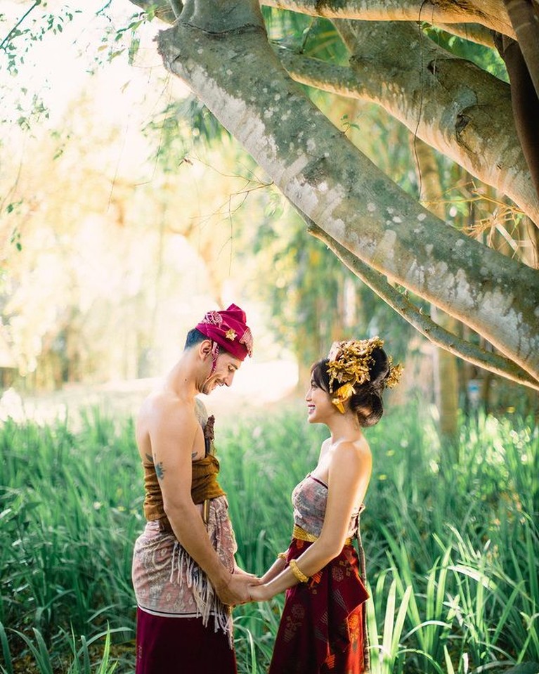 6 Potret Prewedding Jessica Iskandar & Vincent Verhaag Pakai Baju Adat Bali Jessica Iskandar dan Vincent Verhaag baru saja selesai pemotretan prewedding memakai baju adat Bali sangat intim. Yuk intip!