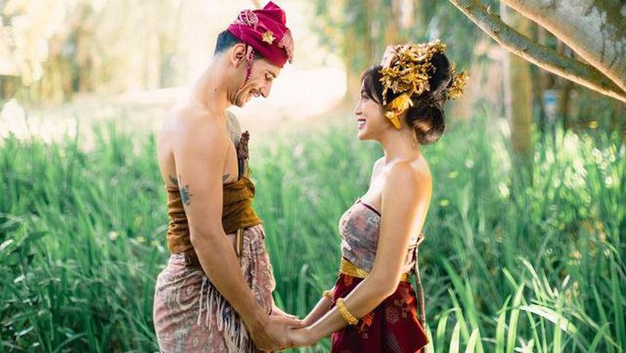 Jessica Iskandar dan Vincent Verhaag baru saja selesai pemotretan prewedding memakai baju adat Bali sangat intim. Yuk intip!
