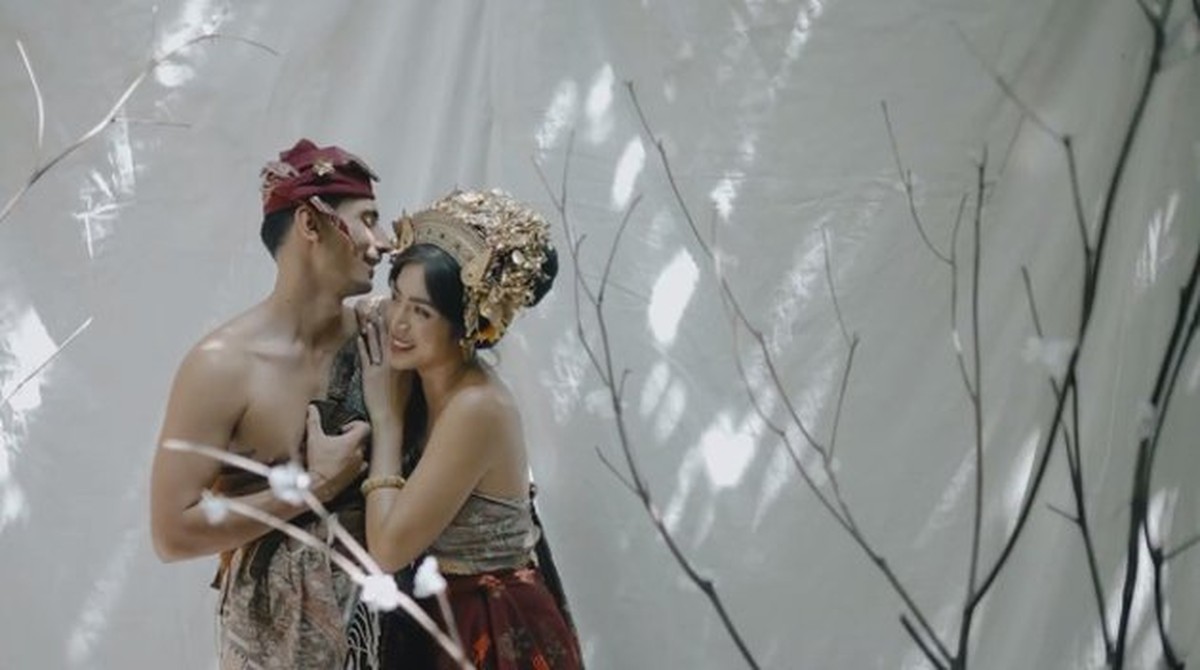 Jessica Iskandar dan Vincent Verhaag baru saja selesai pemotretan prewedding memakai baju adat Bali sangat intim&period; Yuk intip&excl;