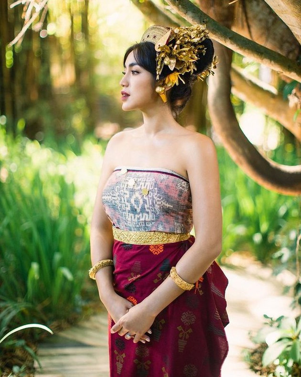 Jessica Iskandar dan Vincent Verhaag baru saja selesai pemotretan prewedding memakai baju adat Bali sangat intim&period; Yuk intip&excl;