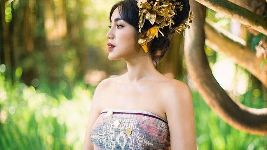 Jessica Iskandar dan Vincent Verhaag baru saja selesai pemotretan prewedding memakai baju adat Bali sangat intim. Yuk intip!
