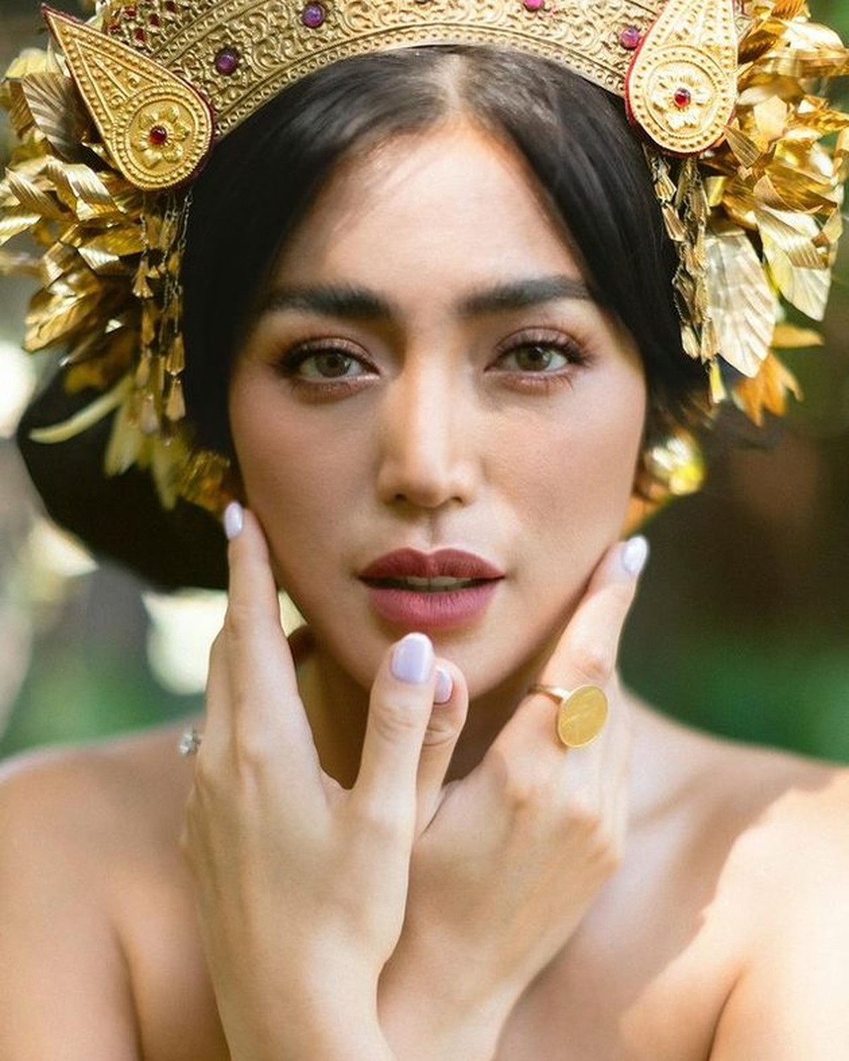 Jessica Iskandar dan Vincent Verhaag baru saja selesai pemotretan prewedding memakai baju adat Bali sangat intim&period; Yuk intip&excl;