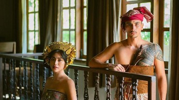 img-title Jessica Iskandar Nikah Hari Ini, Vincent Verhaag Asyik Pijat Bahu Mertua