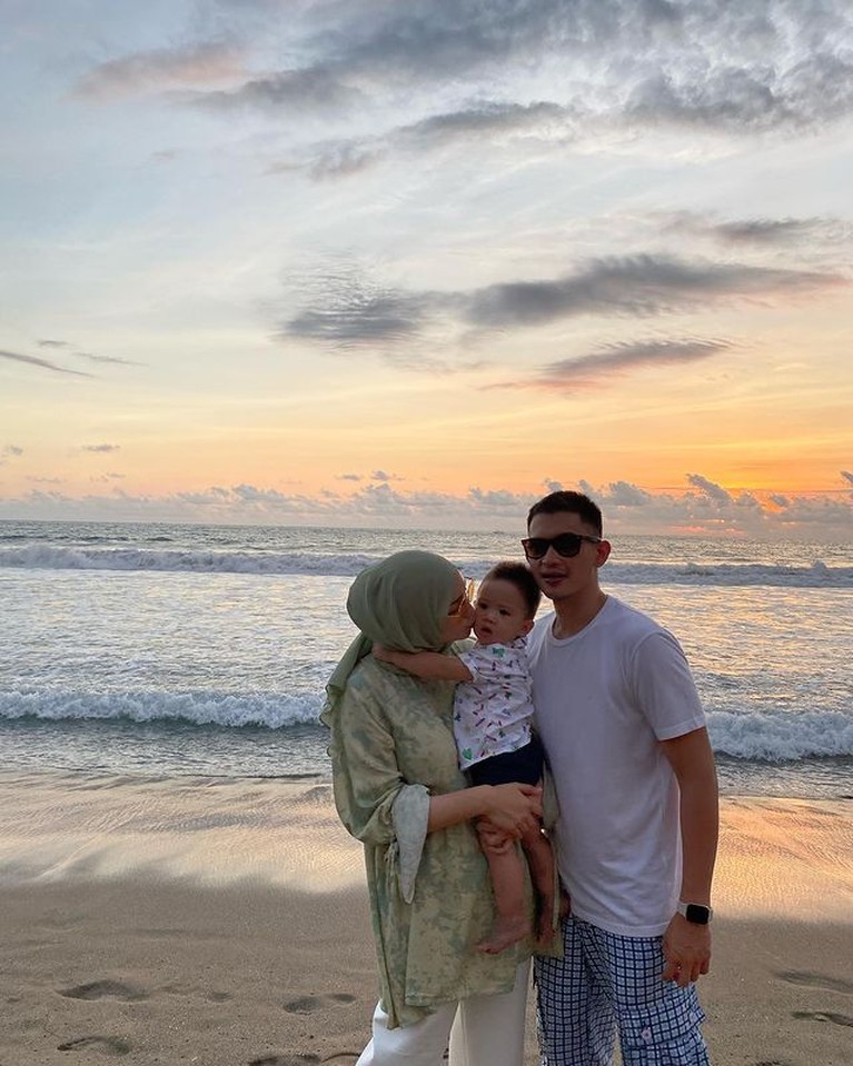 8 Potret Keseruan Liburan Citra Kirana & Rezky Aditya Bawa Baby Athar ke Bali