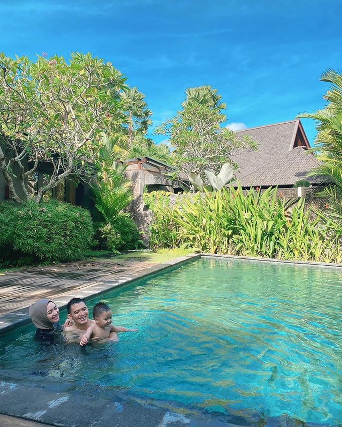 8 Potret Keseruan Liburan Citra Kirana & Rezky Aditya Bawa Baby Athar ke Bali