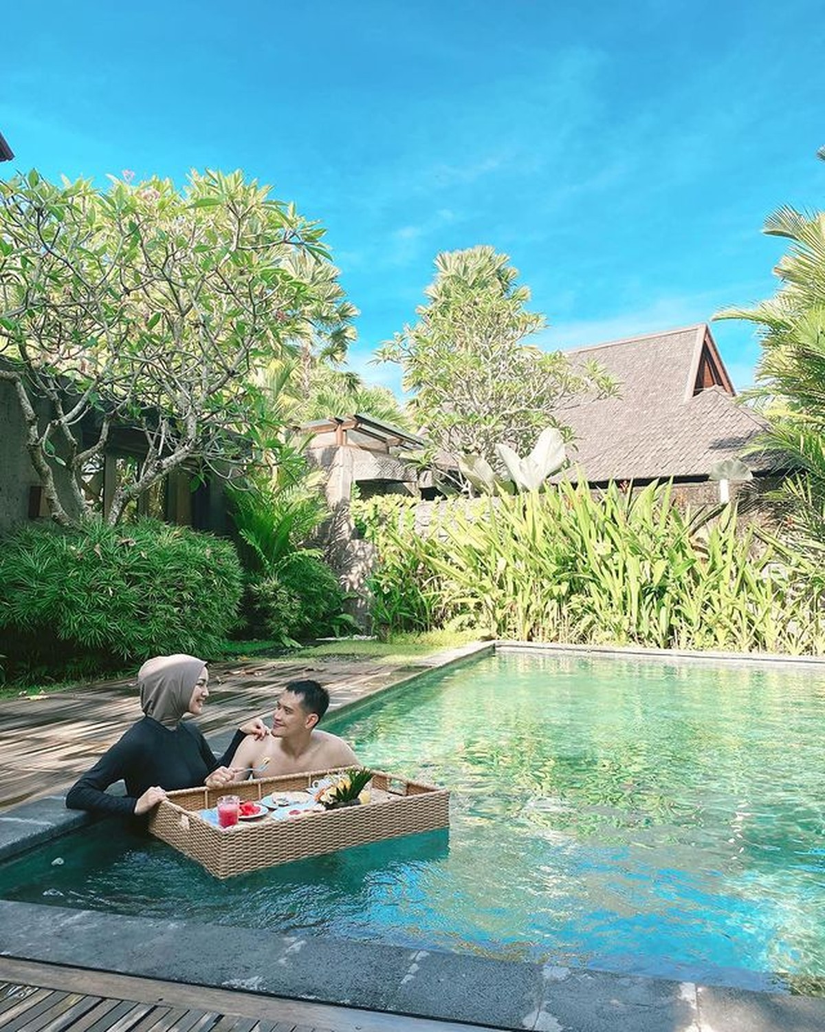 8 Potret Keseruan Liburan Citra Kirana & Rezky Aditya Bawa Baby Athar ke Bali